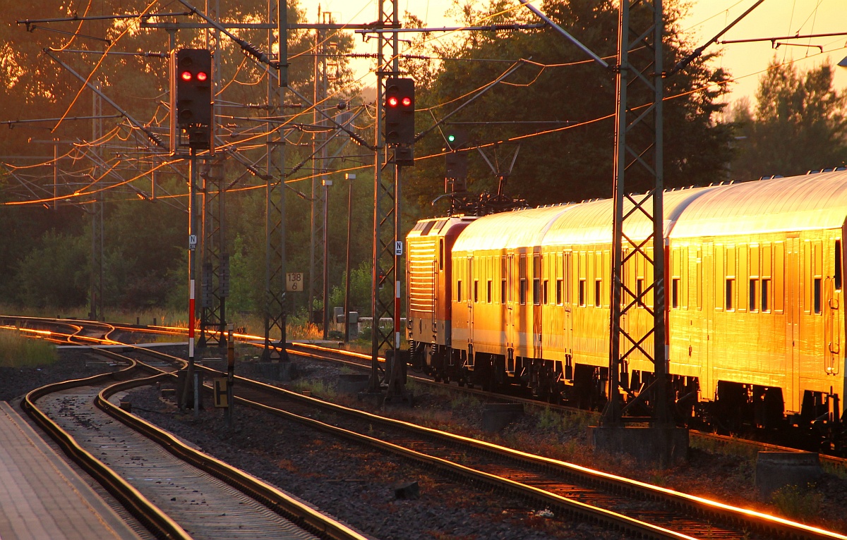 Der Abendsonne entgegen...die orange eingehüllte 112 150 mit der RB nach Flensburg verlässt hier Schleswig. 14.07.2014