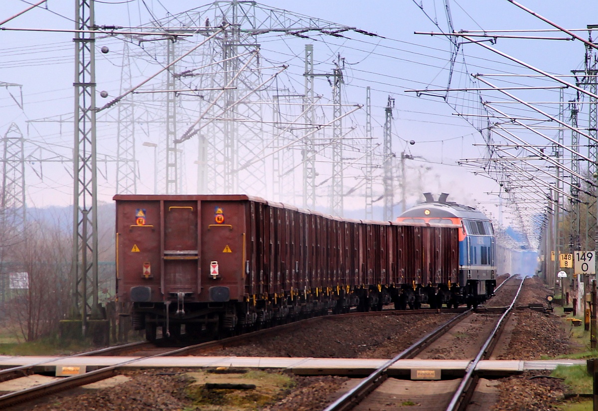 Der  Abstauber  fährt wieder los...1225 002-5 verlässt Jübek mit einem leeren Teil des Dünger-Kalk Zuges Richtung Neumünster. Jübek 26.03.2014