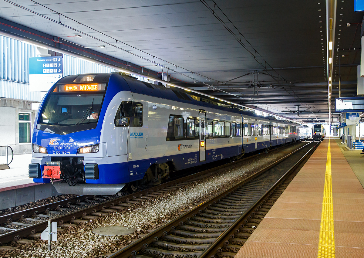 
Der achtteilige Stadler Flirt 3, ED160-010 (2 150 125 -4) der PKP IC (Polskie Koleje Państwowe) am 25.08.2017 als IC 84150 nach Katowice im Hbf Posen (Poznań Głwny).

Im November 2013 bestellte PKP Intercity 20 achtteilige Elektro-Mehrfach-FLIRTs von dem Lieferkonsortium Stadler Polska Sp. zoo. und Newag SA. Stadler wird auch fr die technische Wartung der Fahrzeuge fr 15 Jahre verantwortlich sein. Die Zge sind fr die IC-Verbindungen Warschau, Szczecin, Gdynia, Olsztyn, Kattowitz und Krakau. 

Die Triebzge sind fr eine Geschwindigkeit von 160 km/h ausgelegt und mit ETCS Level 2 ausgestattet. Die Zge, die vllig barrierefrei sind, verfgen ber erste und zweite Klasse Abteile, sowie ein Bistro. Der grozgige, klimatisierte Innenraum ermglicht es den Fahrgsten, bequem zu reisen. Ein visuelles und akustisches Fahrgastinformationssystem bietet Reisenden relevante Informationen.

Die beiden Fahrzeugenden ruhen auf den Triebdrehgestellen, dann folgen 3 Jakobs-Drehgestelle, das Ende des 4. und der Anfang des 5. Wagenteils ruhen jeweils auf einem Lauf-Drehgestell.

TECHNISCHE DATEN:
Anzahl der Fahrzeuge: 20
Baujahr/Inbetriebnahme: 2015
Spurweite: 1.435 mm (Normalspur)
Achsanordnung: Bo '2' 2 '2' 2 '+ 2' 2 '2' 2 'Bo'
Lnge ber Kupplung: 152.900 mm
Fahrzeugbreite: 2.820 mm
Fahrzeughhe: 4.120 mm
Leergewicht: 257 t
Achsabstand in den Motor-Drehgestellen (2 Stck): 2.500 mm
Achsabstand in den Jacobs-Drehgestellen (6 Stck): 2.700 mm
Achsabstand in den Lauf-Drehgestellen (2 Stck): 2.500 mm
Treibraddurchmesser (neu): 920 mm
Laufraddurchmesser (neu) der Jacobs-Drehgestelle: 760 mm
Laufraddurchmesser (neu) der Lauf-Drehgestelle: 920 mm
Dauerleistung am Rad: 2.000 kW
Max. Leistung am Rad: 3.000 kW
Hchstgeschwindigkeit: 160 km/h
Stromsystem: 3 kV DC
Startbeschleunigung, brutto: 0,6 m/s
Sitzpltze: 60 Erste Klasse / 294 Zweite Klasse + 6 Klappsitze