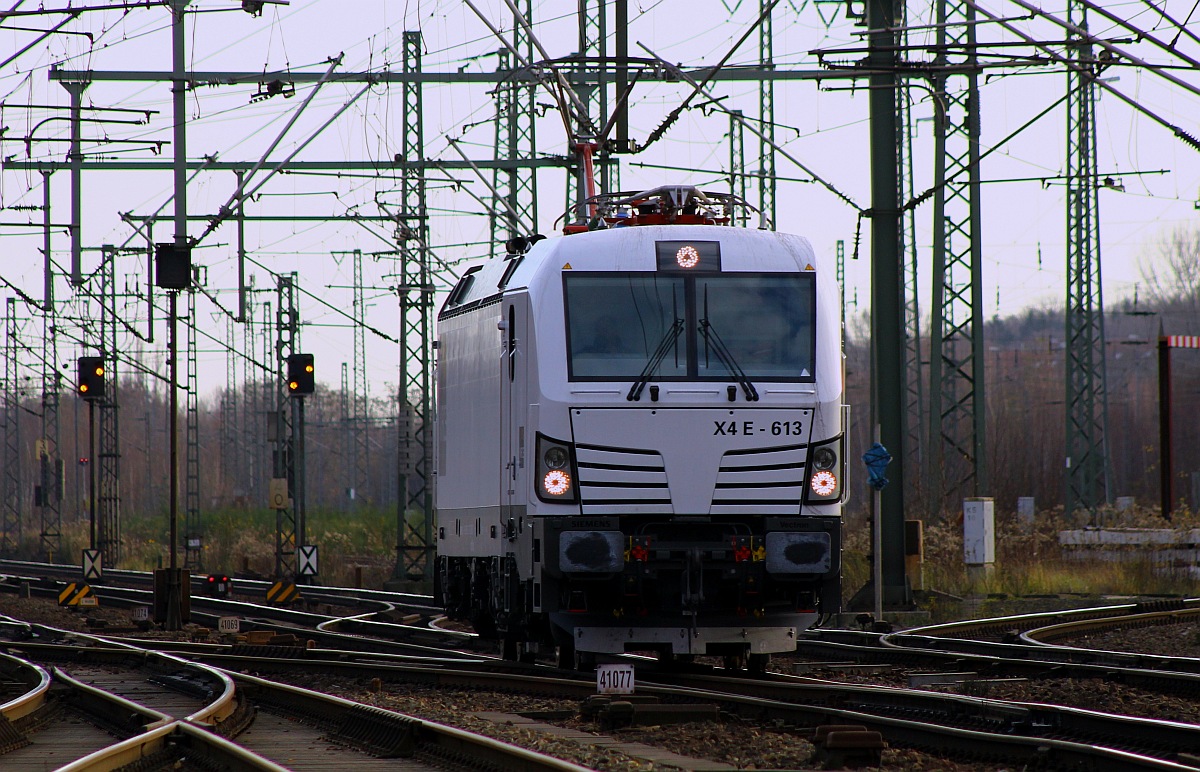 Der Albino-Vectron MRCE 193 613-7(REV/MMAL/05.11.15) im Einsatz für DB Schenker aufgenommen in Hamburg-Harburg am 10.12.2015