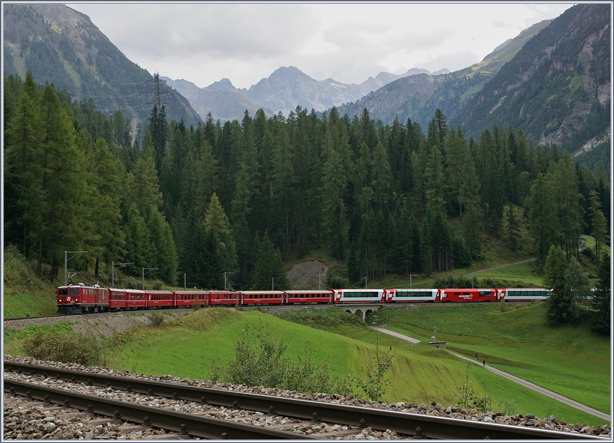 Der Albula Schnellzug RE 1145 Chur - St.Moritz führt nicht nur die Stammkopossition von vier  B  einem  D  und zwei  A , sondern auch noch die GEX Wagengruppen des Glacier Expresse 900 von Zermatt. So hatten die beiden RhB Ge 4/4 I 603 und 602 mit ihren dreizehn Wagen Anhängelast reichlich zu tun. 

Bei Bergün Bravuogn, den 11. September 2016
