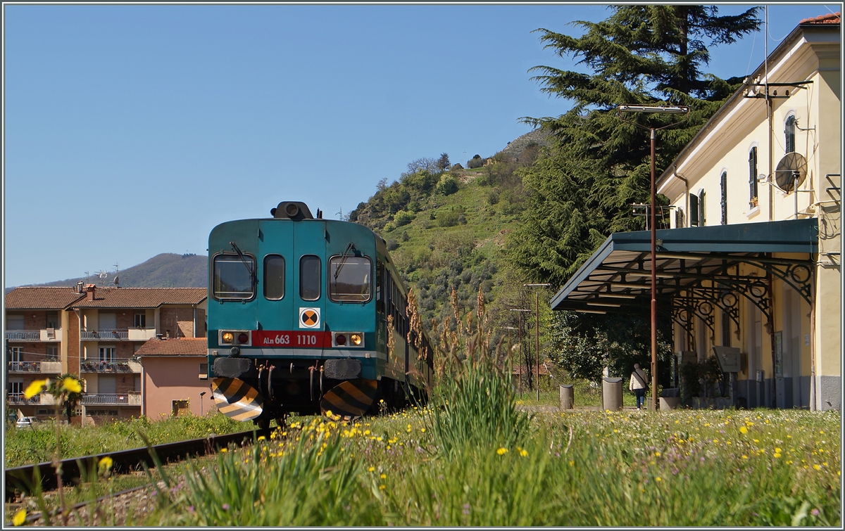 Der Aln 663 1110 und ein weiterer Aln sind in Borgo a Mozzano als Regionalzug 6984 unterwegs von Lucca nach Aulla Lunigiana eingetroffen.
20. April 2015