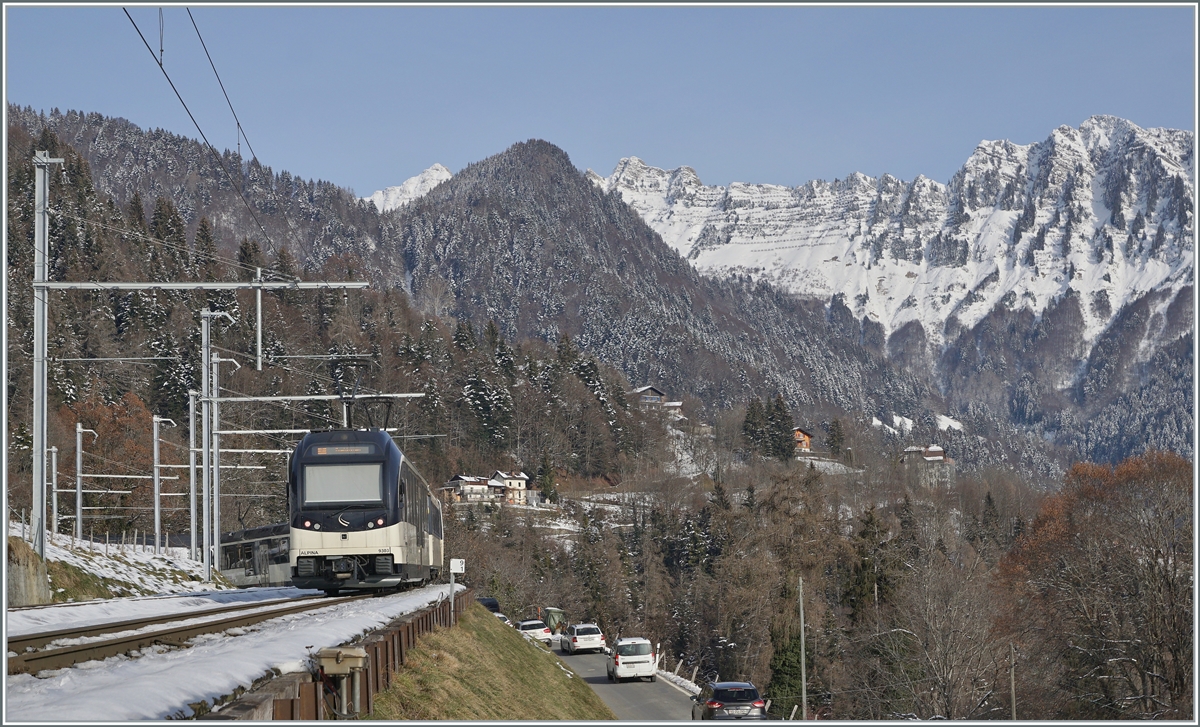 Der Alpina MOB ABe 4/4 9302 und ein weiterer an der Spitze des Zugs sind in Sendy-Sollard auf dem Weg nach Zweisimmen. 

9. Jan. 2021