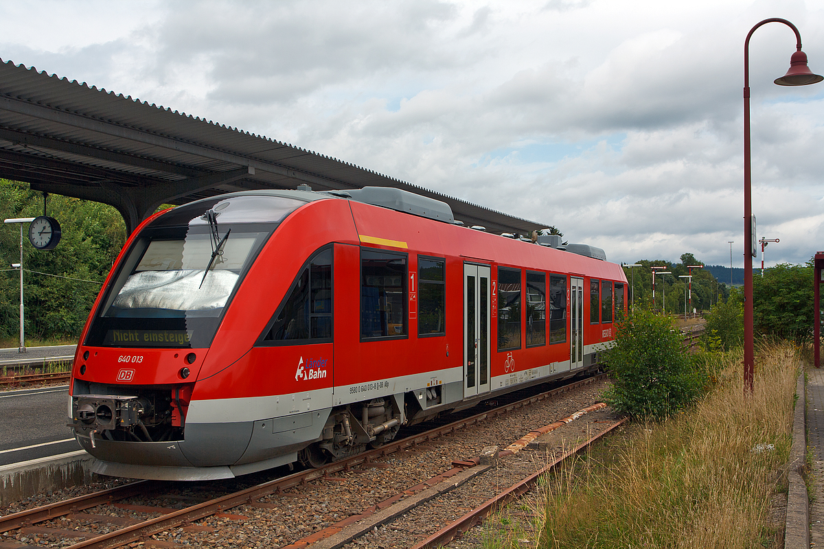 
Der Alstom Coradia LINT 27 - 640 013 (95 80 0640 013-8 D-DB) der 3-Länder-Bahn (DB Regio NRW) ist am 10.08.2014 im Bahnhof Erndtebrück abgestellt.