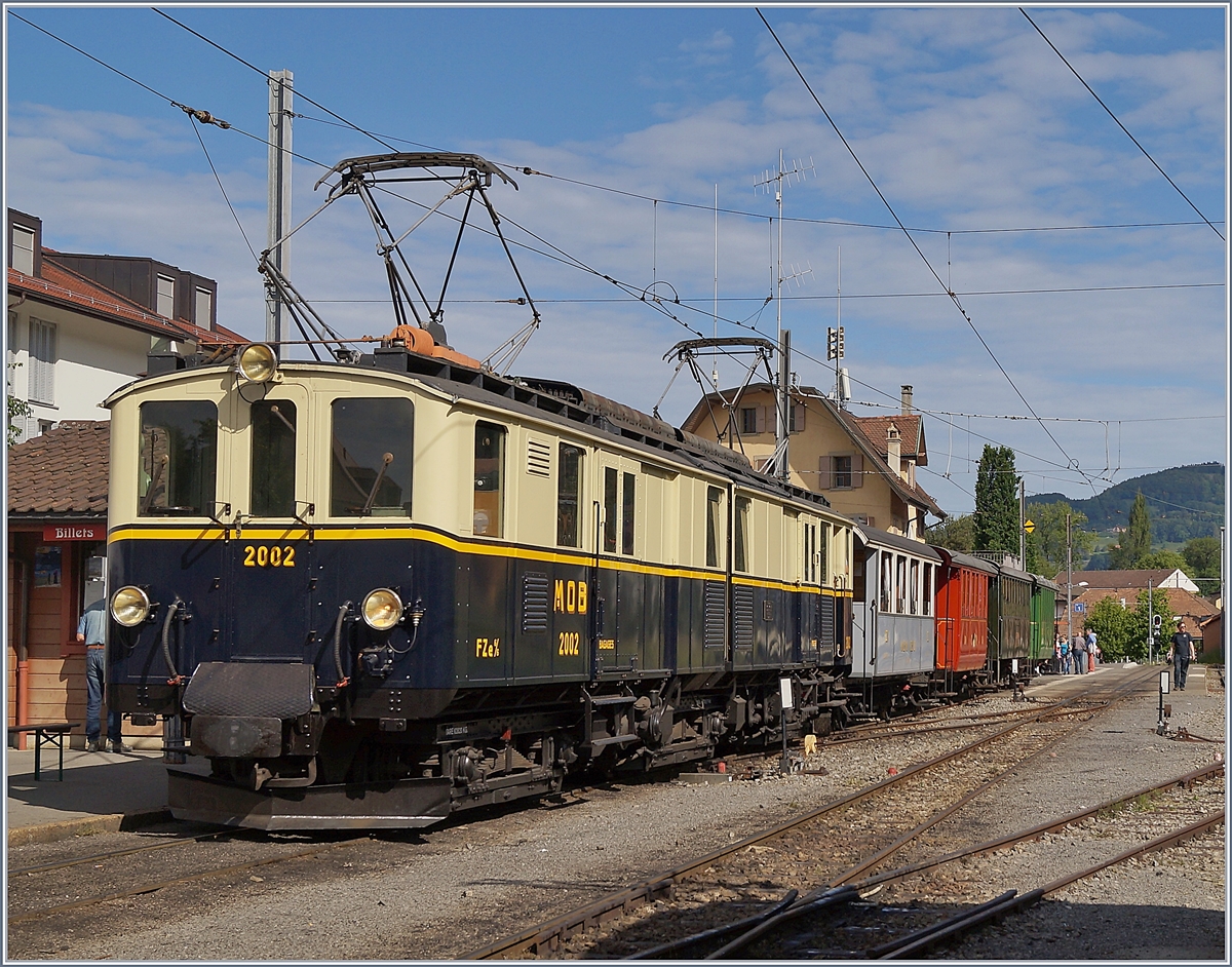 Der am Ende seiner Laufbahn bei der Blonay Chamby Bahn gelandete MOB FZe 6/6 2002 mit einem Reisezug nach Chaulin kurz vor der Abfahrt in Blonay. 

21. Mai 2018