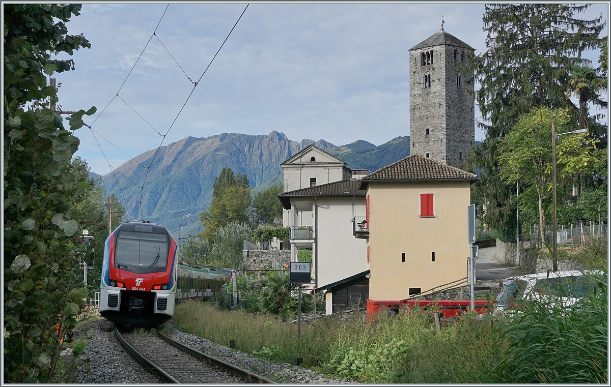 Der am Schluss laufende TILO RABe 524 304 erreicht mit dem RABE 523 102 in Kürze sein Ziel Locarno. 

20. Sept. 2021