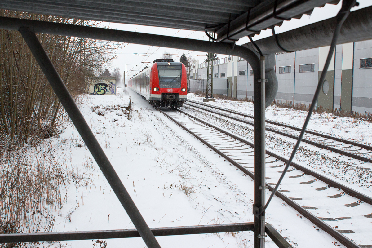 Der an den Seiten mit Werbung eines großen Gartencenters beklebte 423 708-7 wurde am 15.01.17 als S2 nach Erding in Poing abgelichtet.