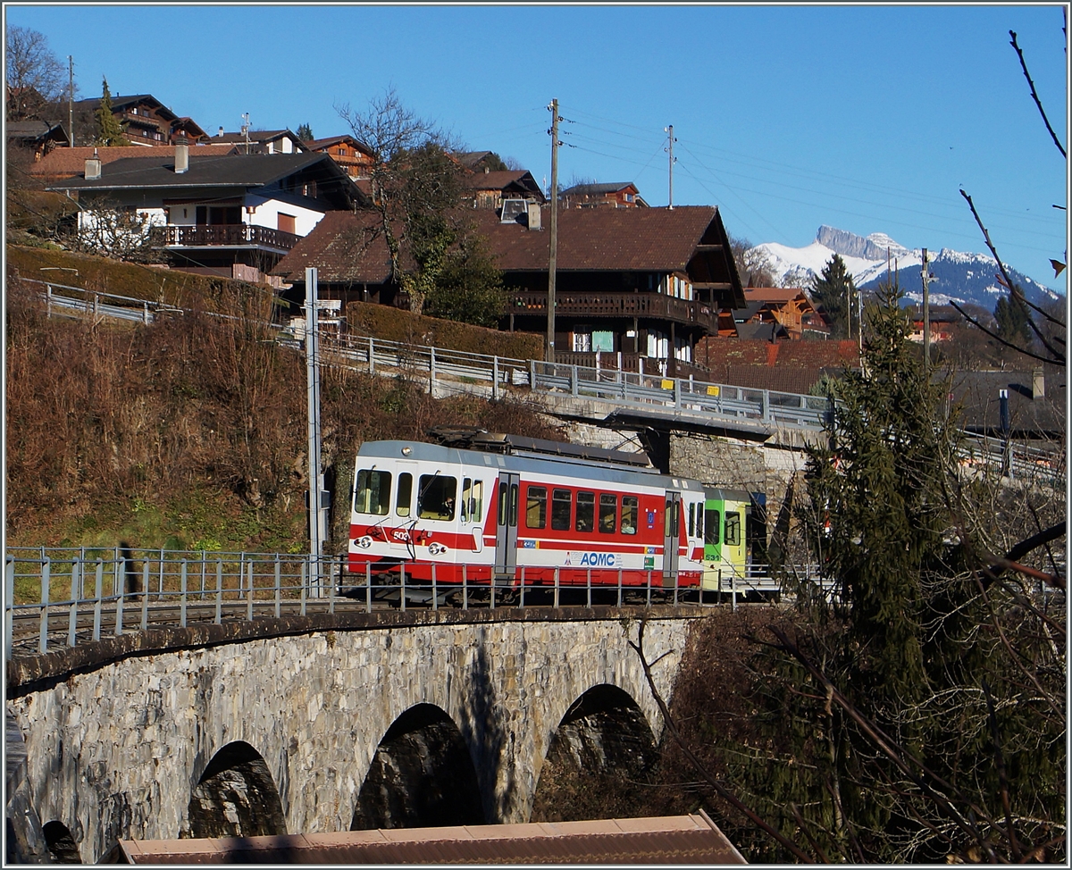 Der AOMC BDeh 4/4 503 mit Bt als Regionalzug 36 von Aigle nach Champéry hat die Haltestelle  Pont de Chemex  verlassen und erreicht in Kürze  Chemex. Interessant, im Bereich der relativ kurzen Brücke werde vier Strassen unterbrückt, gekreuzt oder überbrückt.
Das Bild bereitet durch die Kurvenschräglage des Zuges und die schiefen Telegrafenmaste etwas Schwierigkeiten beim Ausrichten. Ich hoffe nur der Eindruck und nicht das Bild ist schief...
 7. Jan. 2015