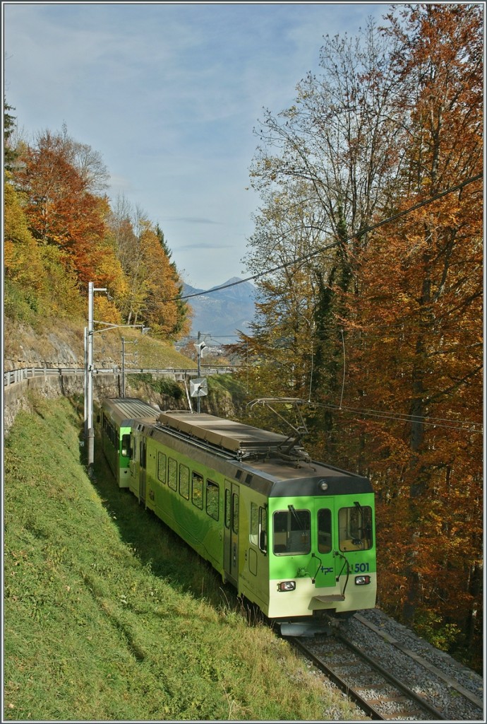 Der AOMC Beh 4/4 mit Bt fhrt wieder talwrts.
Ausgangs Champry, den 25. Okt. 2013