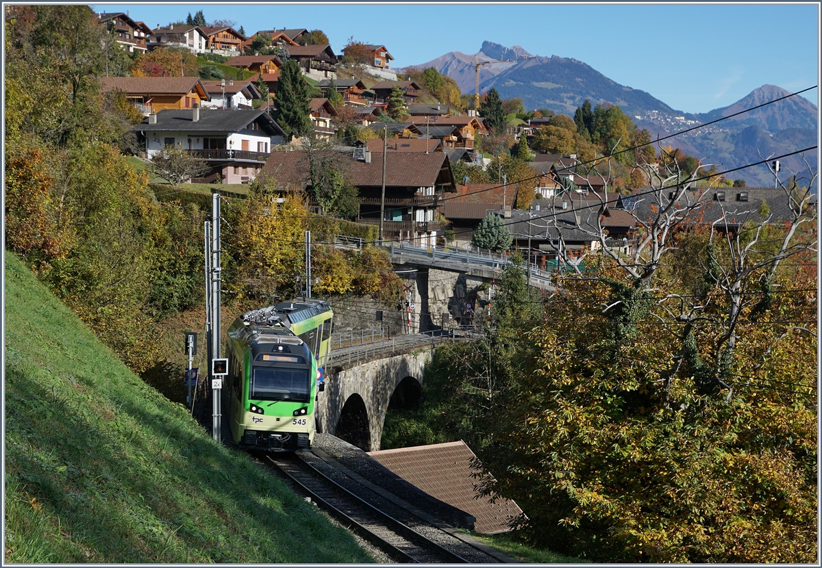 Der AOMC GTW Beh 2/6 hat die Pont de Chemex verlassen und fährt nun Richtung Champéry.
28. Okt, 2016 