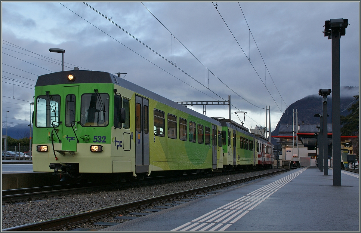 Der AOMC Regionalzug 30 von Aigle nach Chmpéry besehet in Anbetracht guter Wintersportverhälnisse neben dem üblichen Bt und Beh 4/4 aus einem weitern Behe 4/4. 
Aigle, den 5. Jan. 2014