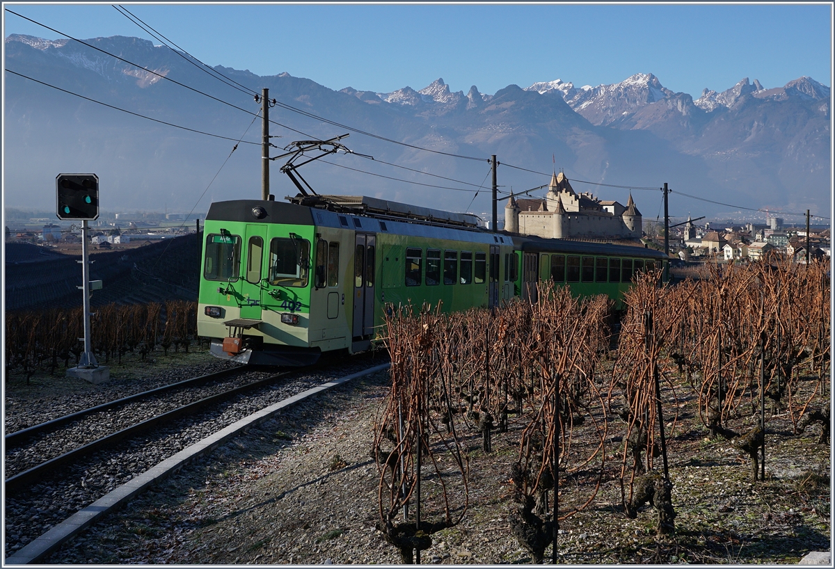 Der ASD BDe 4/4 402 mit seinem Bt 432 auf der Fahrt nach Aigle in den Weinbergen von Aigle.
14. Dez. 2016