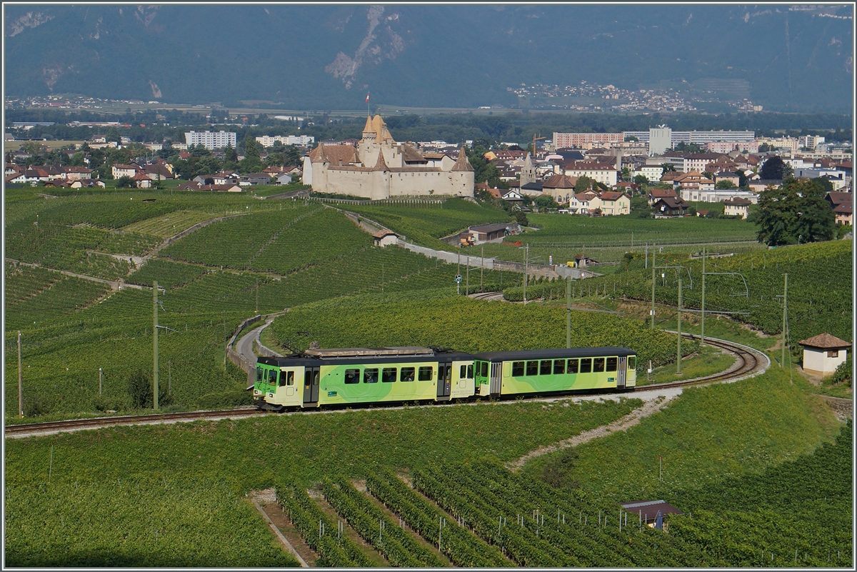 Der ASD Regionalzug 425, bestehend aus dem Bt 432 und dem BDe 4/4 402 in den Weinbergen Weinberge oberhalb von Aigle.
12. August 2015