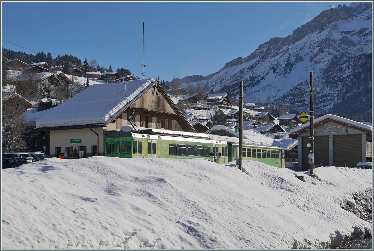 Der ASD Regionalzug 428 aht sein Ziel Les Diablerets erreicht und versteckt sich hinter dem vielen Schnee. 

8. Februar 2021