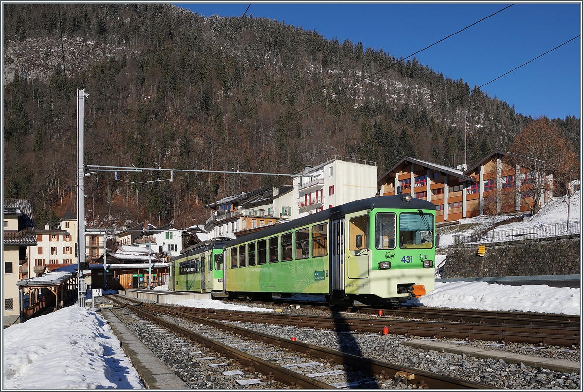 Der ASD Regionalzug 428 mit dem Bt 434 an der Spitze und dem schiebenden BDe 4/4 404 Verlässt Le Sépey mit dem Ziel Les Diablerests.

8. Februar 2021