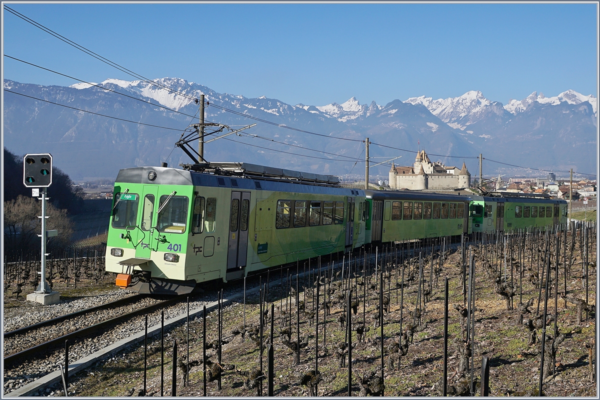 Der ASD Regionalzug 429 auf dem Weg Richtung Aigle beim  neuen  Vorsignal von Aigle Château, der Zug besteht aus dem führenden BDe 4/4 402, einem Bt und dem am Schluss laufenden BDe 4/4 401.
23. Feb. 2019