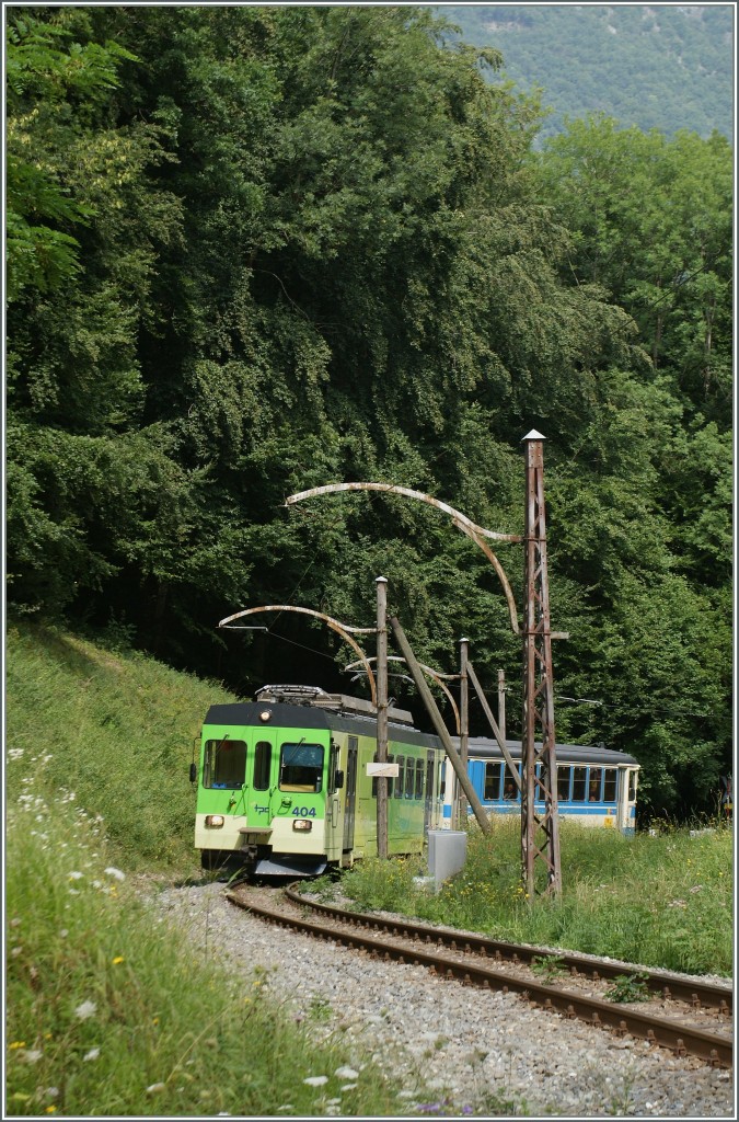 Der ASD Regionalzug 440 auf der Fahrt nach Les Diablerets kurz vor Verchiez unter den alten Fahrleitungsmasten. 
27. August 2013 
 