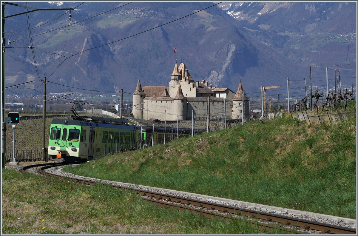 Der ASD TPC BDe 4/4 403 mit seinem Bt 434 ist beim Schloss von Aigle auf dem Weg nach Aigle.

30. März 2021