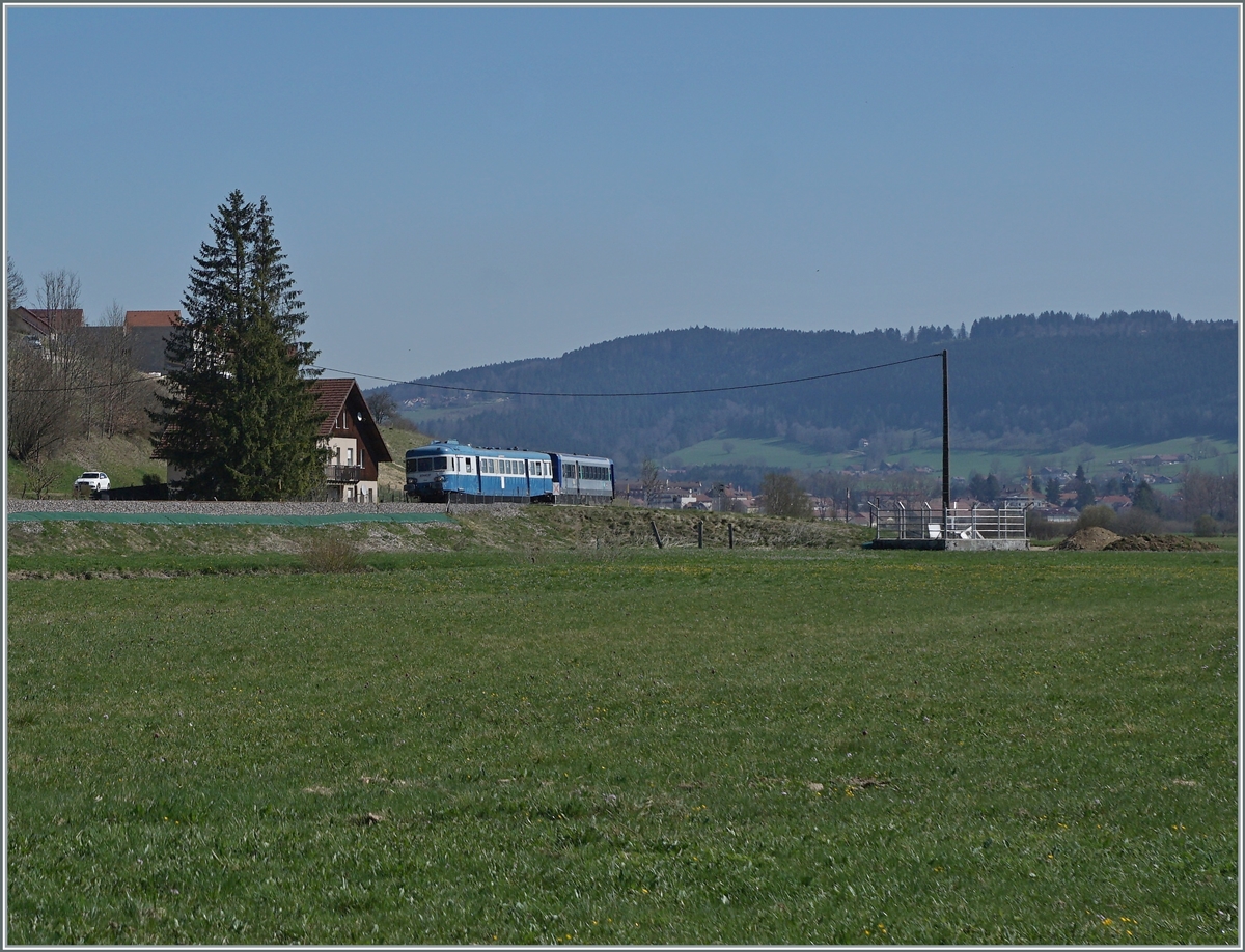 Der  Assosiation l'autrail X2800 du Haut Doubs  X 2816 mit Beiwagen hat Mortau verlassen und ist nun kurz vor Pont de la Roche auf dem Weg nach Longemaison, wo als Höhepunkt der Osterfahrt Eier gesucht werden können. 16. April 2022