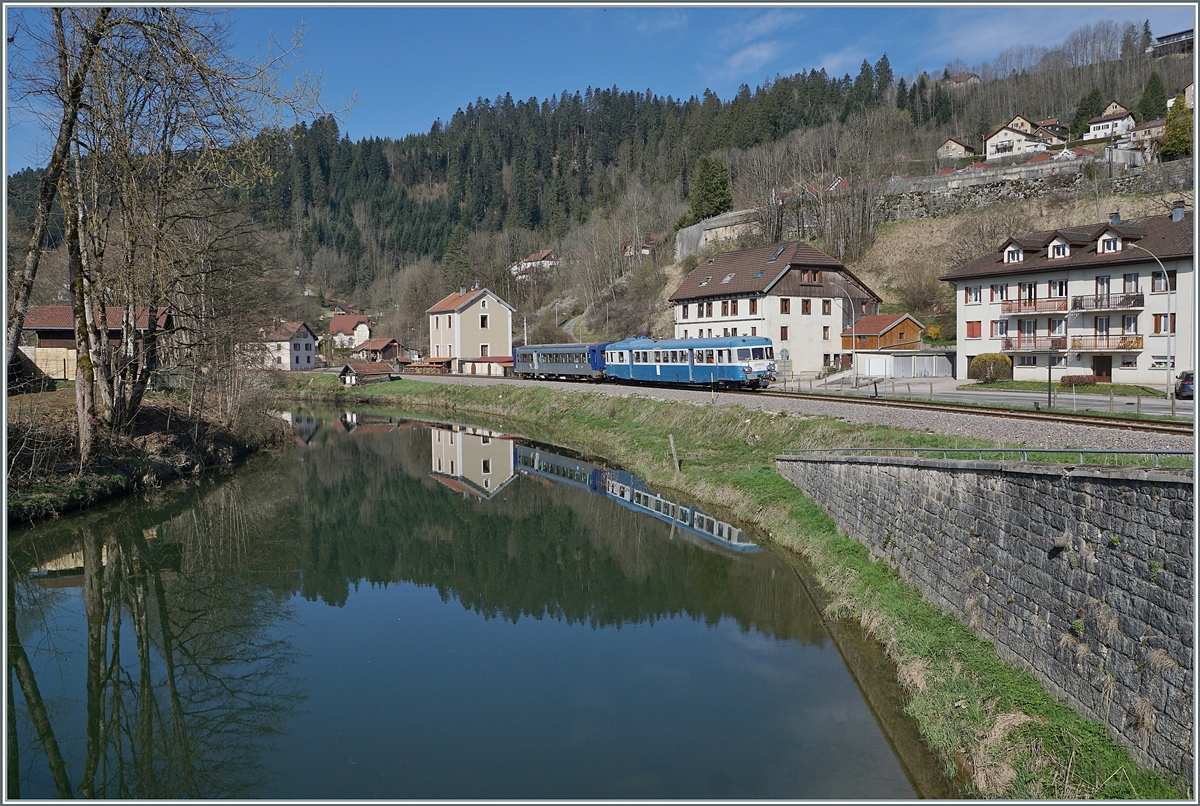 Der  Assosiation l'autrail X2800 du Haut Doubs  X 2816 mit Beiwagen erreicht im Rahmen einer Ostersonderfahrt in Kürze sein Ziel Morteau.

16. April 2022