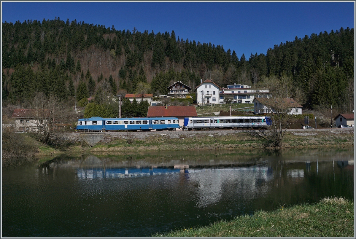 Der  Assosiation l'autrail X2800 du Haut Doubs  X 2816 mit Beiwagen hat Morteau verlassen und ist nun bei Pont de la Roche auf dem Weg nach Longemaison, wo als Höhepunkt der Osterfahrt Eier gesucht werden können.

16. April 2022