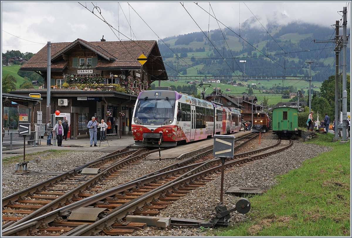 Der auf dei  Sister-Railway  Nankai Electric Railway hinweissnede MOB Be 4/4 beim Halt in Saanen.
14. Sept. 2018