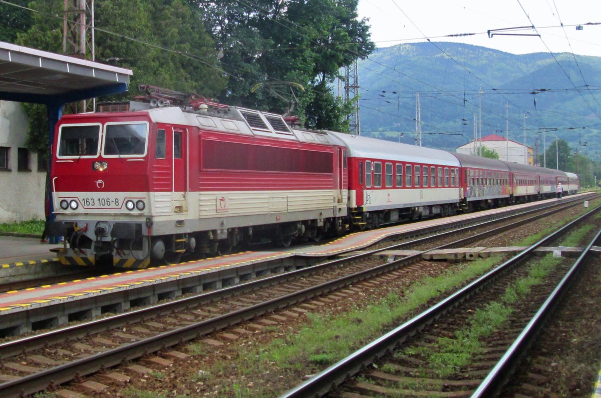 Der aus Zilina kommende Rychlyk mit 163 106 steht am 29Mai 2015 in Vrutky. 