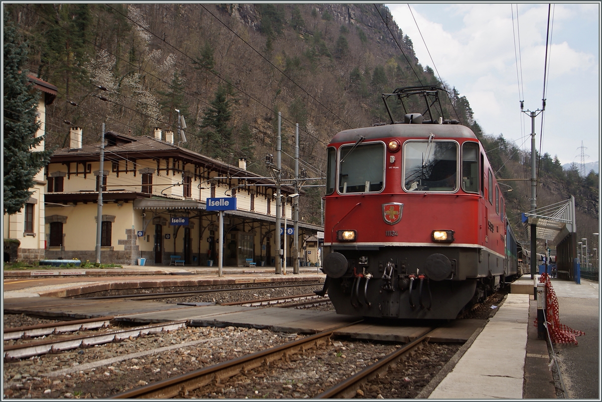 Der Autozug mit der Re 4/4 II 11134 wird in wenigen Minuten nicht nur Autos, sondern auch Passagiere (z.B mich) Richtung Brig fahren lassen. 
Iselle di Trasquera, den 11. April 2015