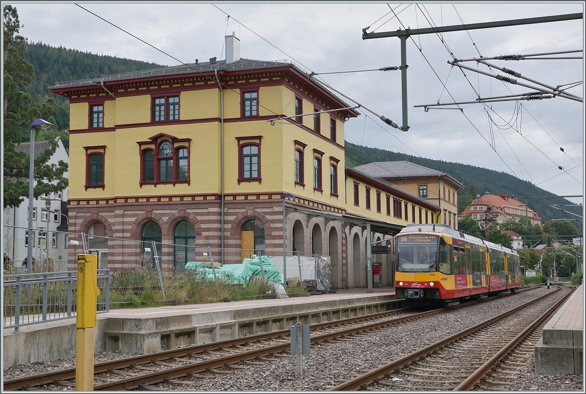 Der AVG 450 894 auf der Fahrt nach Pforzheim beim Halt in Bad Wildbad Bf. 

15. Sept. 2021