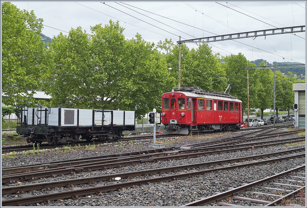 Der B-C RhB ABe 4/4 I 35 rangiert mit dem MOB Lo 153 in Vevey.
28. Mai 2018