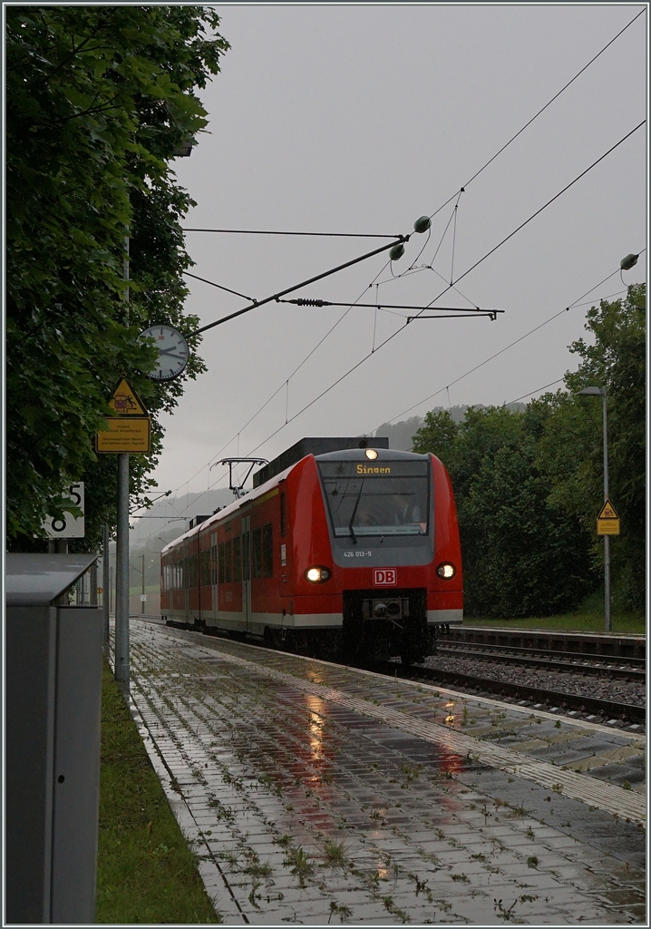 Der Babyquietschie 426 013-9 auf dem Weg nach Singen beim kurzen Halt in Bietingen.
17. Juni 2016