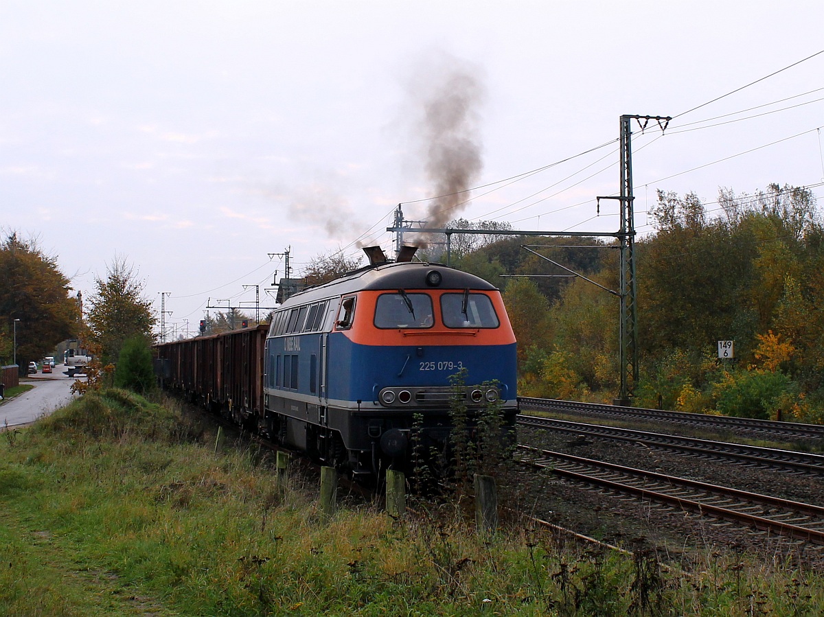 Der Bagger links im Hintergrund ist fertig bei der 225 wird die Maschine gestartet um gleich mit dem rangieren zu beginnen. Jübek 23.10.2013