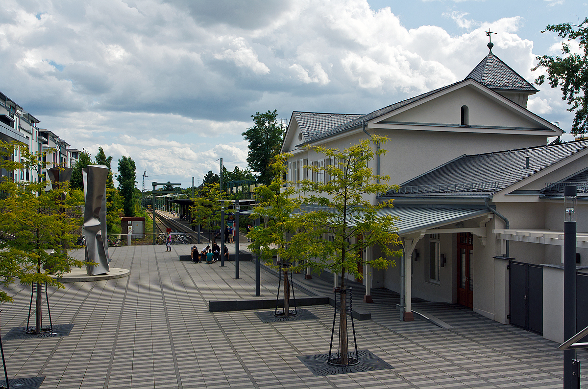 
Der Bahnhof Bad Soden (Taunus) in Bad Soden am Taunus am 11.08.2014. Der Kopfbahnhof ist der nördliche Endpunkt der Sodener Bahn (KBS 643), sowie der Limesbahn (KBS 645.3). 
Das ehemalige 1847 gebaute Empfangsgebäude gehört heute der ansässigen Messer Group, die hier ihre Mitarbeiter Kantine einrichten wird.
Die Bahnsteige wurden etwas zurück versetzt.