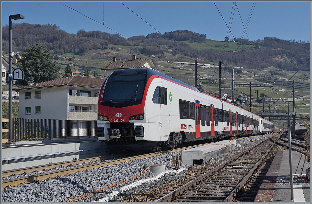 Der Bahnhof von Cully wird umgebaut, um im Regionalverkehr in Richtung Lausanne künftig den Viertelstunden Takt anzubieten. Seit heute ist das nach Norden verschwenkte Gleis 1 wieder in Betrieb und liegt deutlich höher als die noch nicht umgebauten Gleise 2 und 3. Im Bild die nach Aigle ausfahrenden SBB Flirt 3 RABe 523 107 und 109 als S 5 24535.

1. April 2021