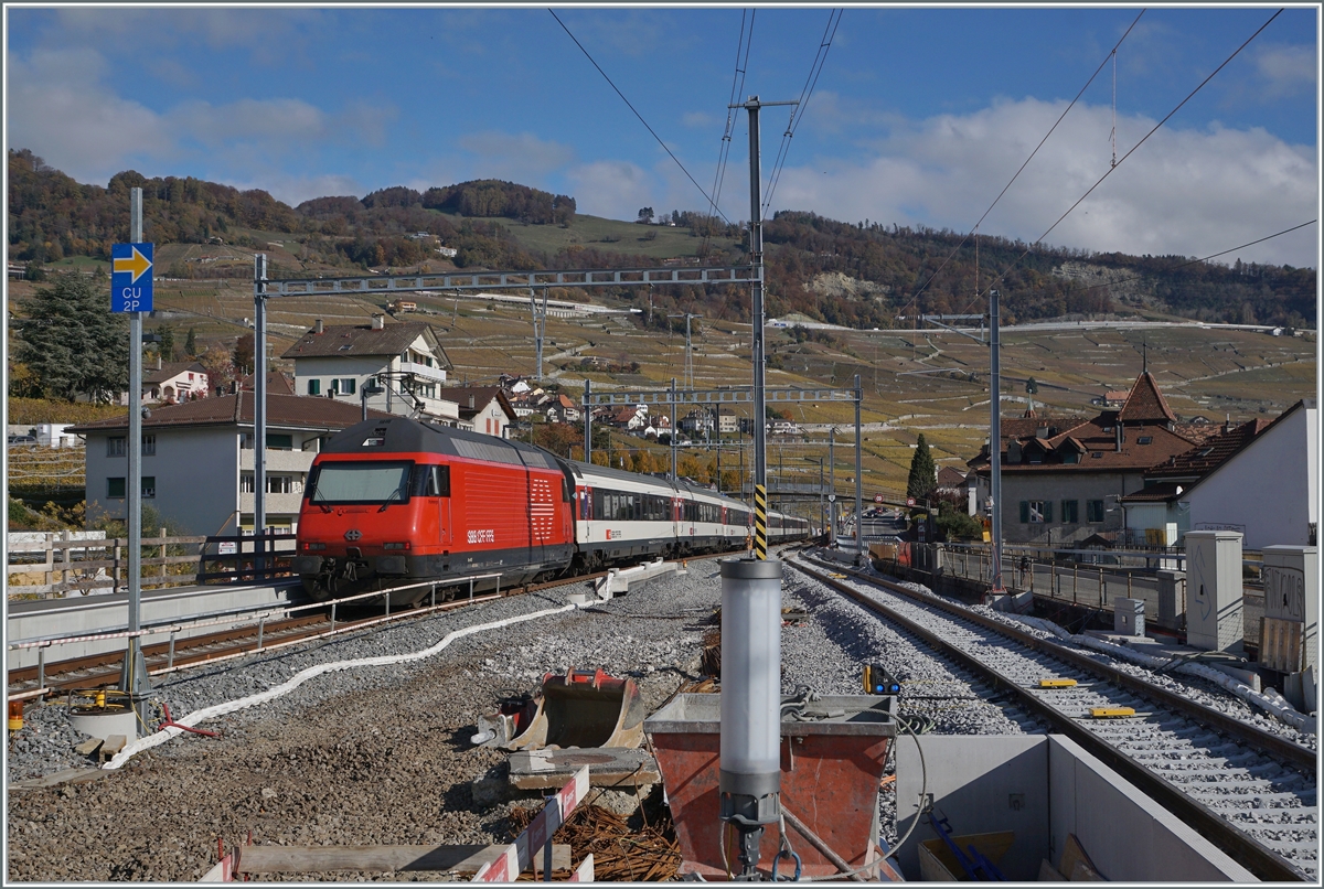 Der Bahnhof Cully wird umgebaut, damit künftig die Regionalzüge die hier enden bzw. beginnen  das Gleis 2 nutzen können, während alle anderen Züge das Gleis 1 (Richtung Vevey) bez. Geleis 3 Richtung Lausanne nutzen werden. 
Im Bild eine SBB Re 460 auf dem Weg Richtung Brig. 

8. Nov. 2021