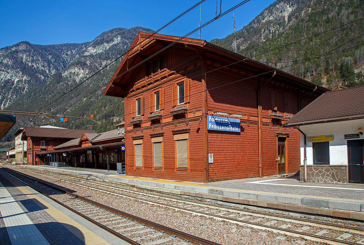 Der Bahnhof Franzensfeste / Fortezza am 27.03.2022 von der Gleisseite.

Der Bahnhof Franzensfeste (Stazione di Fortezza) ist ein wichtiger Verkehrsknotenpunkt in Sdtirol. Seine Bedeutung ergibt sich aus dem Umstand, dass hier die Brennerbahn und die Pustertalbahn aufeinandertreffen, wodurch er die Funktion eines Trennungsbahnhofs hat. Der Bahnhof befindet sich auf 747 m Hhe direkt neben dem Zentrum der kleinen Gemeinde Franzensfeste am Eingang des Wipptals wenige Kilometer nrdlich von Brixen. 