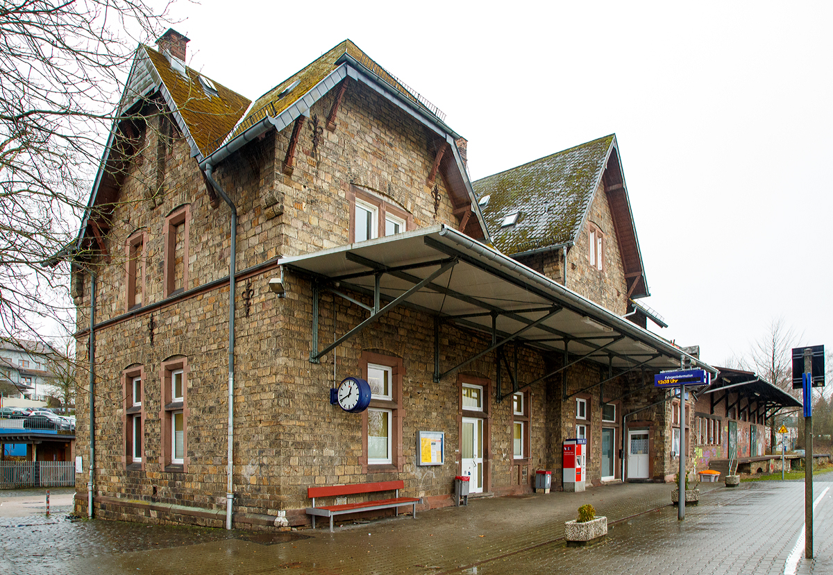 
Der Bahnhof Hachenburg am 04.01.2018, von der Gleisseite.
Der Bahnhof Hachenburg liegt an der ca. 65 km langen Eisenbahnstrecke Limburg–Altenkirchen „Oberwesterwaldbahn“ (KBS 461). Die Strecke wird flschlicherweise teilweise auch als Westerwald-Sieg-Bahn bezeichnet, dieses ist die neue Bezeichnung der hier haltenden Regionalbahnlinie RB 90 der Hessischen Landesbahn von Siegen ber Betzdorf(Sieg) - Au (Sieg) – Altenkirchen – Hachenburg – Westerburg nach Limburg. 

Die RB 90 fhrt zwischen Siegen und Westerburg im Stundentakt. Zwischen Westerburg und Limburg jedoch nur im Zweistundentakt, da die erforderlichen Infrastrukturmanahmen nicht fertiggestellt  wurden.In Stozeiten wird zwischen Betzdorf und Altenkirchen im 30-Minuten-Takt gefahren. Einzelne Zge fahren auch ab/bis Kreuztal.
