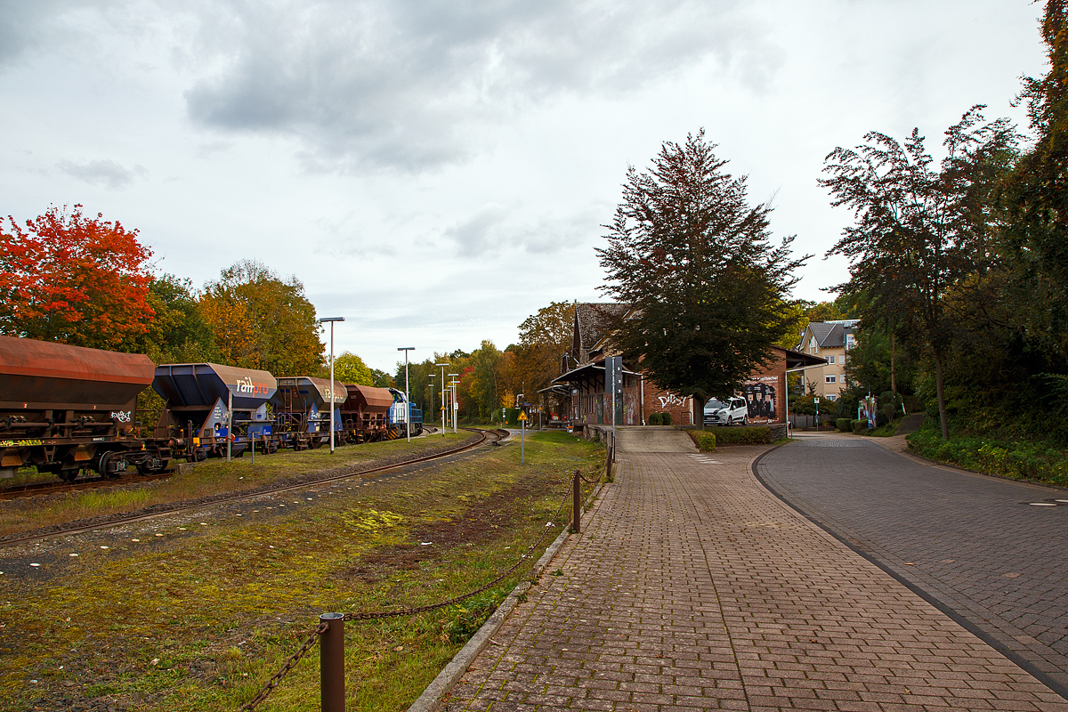 Der Bahnhof Hachenburg am 17.10.2021, links steht ein abgestellter Schotterzug.
Der Bahnhof Hachenburg liegt an der ca. 65 km langen Eisenbahnstrecke Limburg–Altenkirchen „Oberwesterwaldbahn“ (KBS 461). 