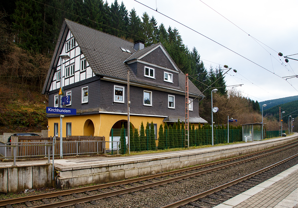 
Der Bahnhof Kirchhundem bei 76,2 km an der Ruhr-Sieg-Strecke (KBS 440) am 25.12.2017 von der Gleisseite. Heute ist er eigentlich nur noch ein Haltepunkt für die Regionalbahn (RB 91).

Zum Fahrplanwechsel am 10. Dezember 2017 verkehr t auf der Linie RB91 „Ruhr-Sieg-Bahn“  zwischen Siegen – Finnentrop die Hessische Landesbahn wieder mit vereinzelten Fahrten ergänzend zum Regelfahrplan der Abellio Rail NRW GmbH (Siegen – Finnentrop – Hagen) und zwar:
RB 91 „Ruhr-Sieg-Bahn“ Siegen – Finnentrop (täglich) als Zugnummer RB 24398 in Kirchhundem ab 23:44 Uhr und RB 91 „Ruhr-Sieg-Bahn“ Finnentrop – Siegen (Mo-Fr) als Zugnummer RB 24399 in Kirchhundem ab 4:16 Uhr 
Der RE 16 (Ruhr-Sieg-Express) hält nicht in Kirchhundem.

Die Ruhr-Sieg-Strecke ist eine 106 Kilometer lange zweigleisige, elektrifizierte Hauptstrecke von Hagen nach Siegen über Iserlohn-Letmathe, Finnentrop und Kreuztal. Die tunnelreiche Strecke führt überwiegend durch das Tal der Lenne und südlich von Lennestadt-Altenhundem über die Wasserscheide zwischen Ruhr und Sieg.

Noch heute werden schwere Güterzüge Richtung Süden zwischen Lennestadt-Altenhundem und Welschen Ennest bzw. Kreuztal mit einer zusätzlichen Lok nachgeschoben. Diese fährt danach wieder zurück nach Lennestadt-Altenhundem. Die Steigung beträgt zwar nur 12 ‰, ist aber sehr lang und kurvenreich. Daher sind häufige Geschwindigkeitswechsel notwendig. Vor der Elektrifizierung der Ruhr-Sieg-Strecke wurden fast alle Güterzüge bis Welschen Ennest nachgeschoben. Seltener hatten und haben Güterzüge ab Kreuztal bis Welschen Ennest diese Unterstützung.