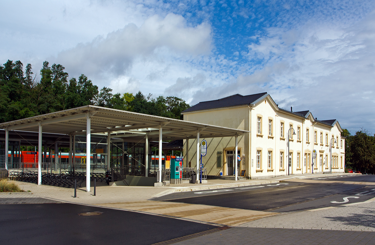 
Der Bahnhof Nidda (Wetterau) am 18.08.2014, von der Straenseite.

Der Bahnhof Nidda ist ein Bahnhof an der Lahn-Kinzig-Bahn (KBS 631) und ferner Endpunkt Horlofftalbahn (KBS 632).

Der Bahnhof wurde am 29. Juni 1870 als Endpunkt des zweiten Abschnitts der Lahn-Kinzig-Bahn (Hungen–Nidda) erffnet. Bauherr war die Oberhessische Eisenbahn-Gesellschaft. Ende November 1870 wurde die Bahnstrecke bis nach Gelnhausen verlngert. Am 1. Oktober 1897 wurde die Bahnstrecke Beienheim–Schotten von Beienheim ber Nidda nach Schotten erffnet. Damit wurde Nidda zu einem Eisenbahnknotenpunkt in der Wetterau.

Das Empfangsgebude des Bahnhofs steht unter hessischem Denkmalschutz.
