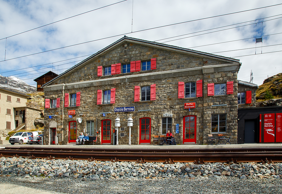 Der Bahnhof Ospizio Bernina (Bernina Hospiz) bei wunderschnen Wetter am 13.09.2017. Er ist mit 2256 m . M. (laut Tafel, andere Quelle schreiben 2253 m) die hchstgelegene Bahnstation im Netz der Rhtischen Bahn.  