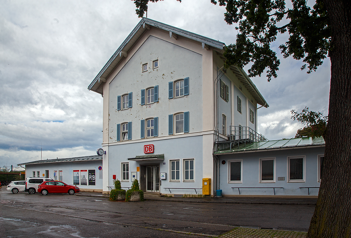 Der Bahnhof Prien am Chiemsee am 11.09.2022 von der Straenseite.

Der im Jahr 1860 erffnete Bahnhof Prien am Chiemsee ist der grte Bahnhof des bayerischen Marktes Prien am Chiemsee. Er ist ein Trennungsbahnhof und liegt an der Bahnstrecke Rosenheim–Salzburg (KBS 951) und ist Ausgangspunkt der Chiemgaubahn von Prien nach Aschau (KBS 952). Direkt neben dem Bahnhof (hier im Bild hinter dem Bf) liegt der Bahnhof der meterspurigen Chiemsee-Bahn (nach Prien-Stock). Der Bahnhof hat vier Bahnsteiggleise und wird tglich von ungefhr 85 Zgen der Deutschen Bahn und der Bayerischen Regiobahn bedient. 

Die Kniglich Bayerischen Staatseisenbahnen erffneten den Bahnhof Prien am 7. Mai 1860 mit der Bahnstrecke Rosenheim–Traunstein, am 1. August 1860 wurde die Strecke bis nach Salzburg verlngert. Am 18. August 1878 nahmen die Bayerischen Staatsbahnen die Bahnstrecke nach Aschau in Betrieb, der Bahnhof wurde zum Trennungsbahnhof. Prien war eine Dienststelle an der Strecke Rosenheim–Salzburg und verfgte ber eine eigene Bahnmeisterei.  Am 9. Juli 1887 wurde mit der Chiemseebahn eine weitere in Prien am Chiemsee beginnende Bahnstrecke erffnet, in diesem Zug wurde der heute denkmalgeschtzte knigliche Wartepavillon am Bahnhof Rimsting abgebaut und neben dem Bahnhofsgebude in Prien neu errichtet. Um 1900 wurde ein eigener Bahnhof fr die Chiemseebahn eingeweiht. Kurz darauf legte man einen Personentunnel an, der den neuen Bahnhof mit den Bahnsteigen verband.
