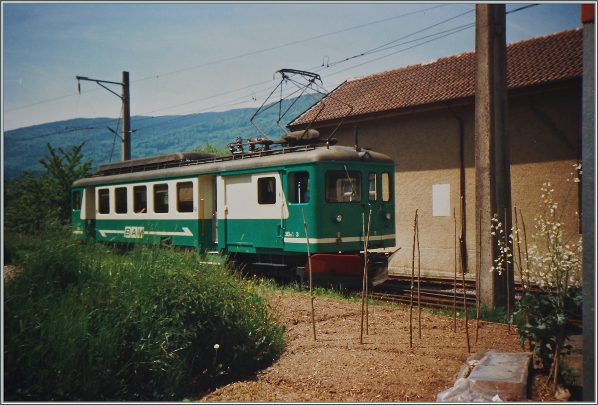 Der BAM BDe 4/4 N 3, damals noch im Plandienst, erreicht L'Isle Mont la Ville.
Analogbild von 1993    
