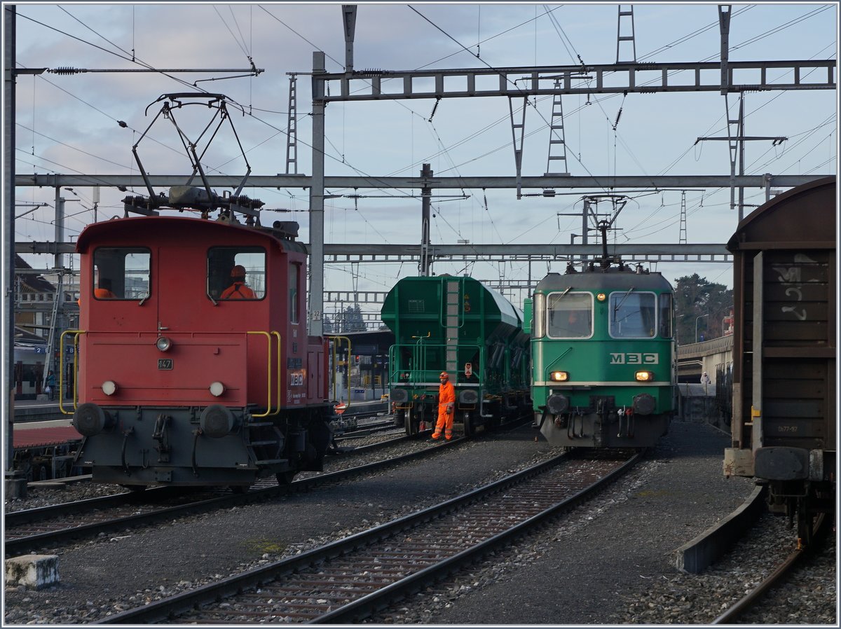Der BAM MBC Te III 147 übernimmt den leeren Sieben-Wagen Zug, der zum Teil noch auf der Rollbockgrube steht.
22. Feb. 2017