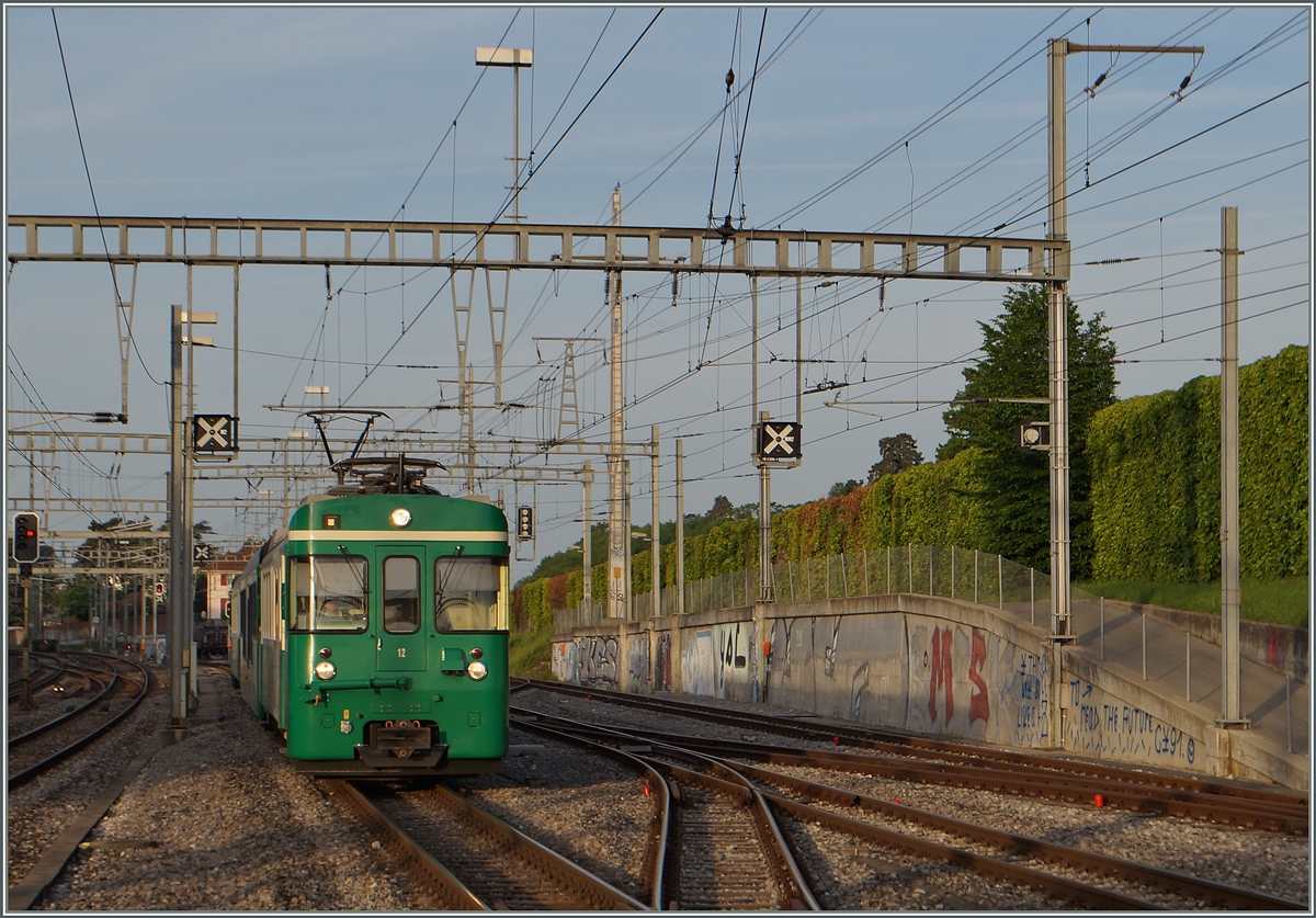 Der BAM Regionalzug 103 mit dem Be 4/4 12 an der Spitze erreicht Morges.
12. Mai 2015