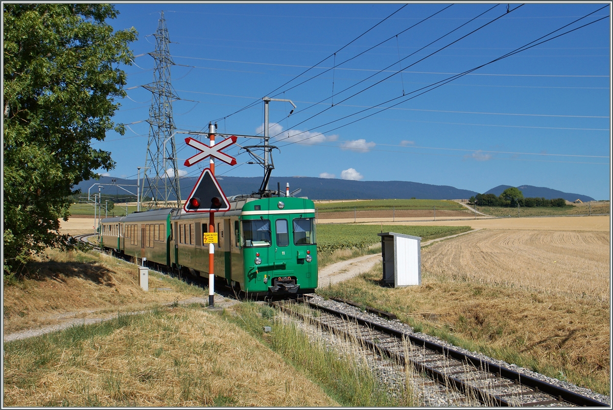 Der BAM Regionalzug 114 fährt durch die kleine Haltestelle  Chardonney-Château .
21. Juli 2015