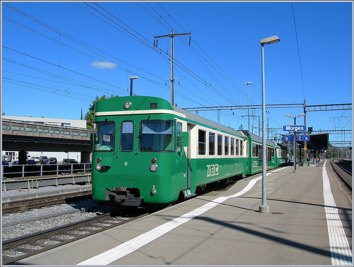 Der BAM Regionalzug 130 mit dem Bt 53 an der Spitze einem Zwischenwagen und dem schiebenden Be 4/4 11 verlässt Morges.
3. Okt. 2016