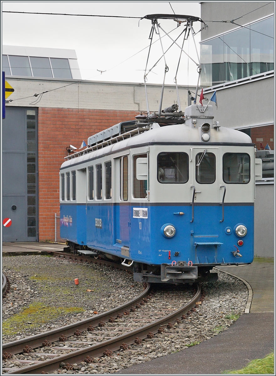 Der BDe 4/4 10 wurde im Jahre 1928 in Betrieb genommen. Gebaut hat dieser Triebwagen die   Schweizerischen Wagonfabrik in Schlieren und die Maschinenfabrik Oerlikon,  beide Werke sind nicht weit von der Bremgarten Dietikon Bahn entfernt im Limmattal bzw. bei Zürich. 
Der 16.22 Meter lange, 32 Tonnen schwere und 45 Km/h schnelle Triebwagen stand mit seinem Schwesterfahrzeug BDe 4/4 11 bis 1986 bei der BD im Einsatz. Während der BDe 4/4 11 mittlerweile ausrangiert wurde, konnte der BDe 4/4 10 zum Gesellschaftswagen umgebaut werden. Der heute als  Mutschälle-Zähni  im Sonderzug Einsatz stehende Triebwagen bietet in vielerlei Hinsicht einen geschätzten Beitrag im exklusiven Nostalgieverkehr und einen interessanten Gegenstz zum Planverkehr. 
Heute wartet das  Mutschälle-Zähni  auf den Einsatz als  Fondue-Tram  im Rahmen des bekannten Weihnachtsmarkts von Bremgarten.

6. Dez. 2024 