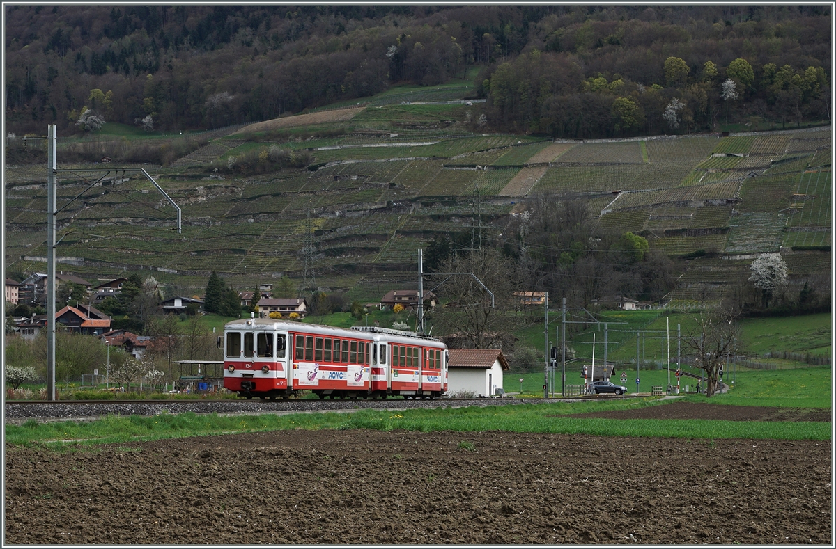 Der BDe 4/4 102 (es Birisgtalbahn) mit seinem Bt 134 an der Spitze bei Villy aufdem Weg nach Monthey. 
7. April 2016