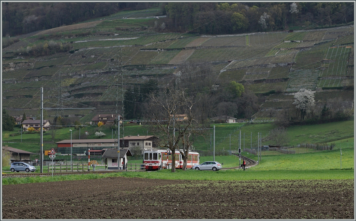 Der BDe 4/4 102 mit seinen Bt 134 an der Spitze halten in Villy. Der TPC AOPMC Zug ist auf dem Weg nach Monthey-Ville. 

7. April 2016